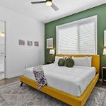 3 Miles To Broadway -Garage, Patio, Walk To Shops
