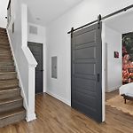 3 Miles To Broadway -Garage, Patio, Walk To Shops