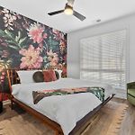3 Miles To Broadway -Garage, Patio, Walk To Shops