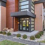 Luxury Home In Green Hills With Garage And Walk To The Park