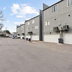 2 Chic Townhomes Near Geodis Sleeps 22