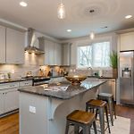 2 Chic Townhomes Near Geodis Sleeps 22