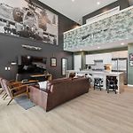 Walk To Broadway! The Man Cave/Cowboys & Playboys With Pool & Gym