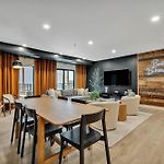 Boots On Broadway In Downtown Nashville With Parking, Pool, Gym