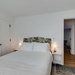Chic 2 Bed 2 Bath, In 12 South