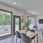 Amazing Downtown Condo W Pool And Free Parking