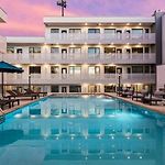 Amazing Downtown Condo W Pool And Free Parking