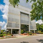 Two Condos On Music Row That Sleeps 14 With Pool And Parking