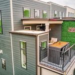 Beautiful Balcony Sleeps 12 4 Miles From Broadway