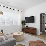Condo With Free Parking, 3 Miles Downtown, Near Restaurants