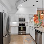Wild & Chic Nashville Suite - Rooftop Pool, Walk To Broadway