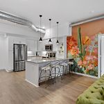Wild & Chic Nashville Suite - Rooftop Pool, Walk To Broadway