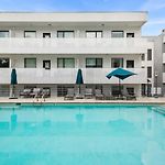King Bed,Steps To Broadway, Free Garage Parking
