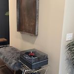King Bed,Steps To Broadway, Free Garage Parking