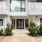 King Bed,Steps To Broadway, Free Garage Parking