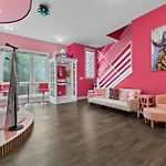 Pink Honky-Tonk Karaoke Stage, Pink Glam & Bar