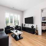 East Nash Condo For 4 With Public Rooftop Near Dt