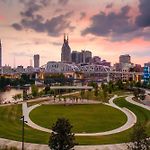 East Nash Condo For 4 With Public Rooftop Near Dt