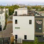 Rooftop Fire Pit & Skyline Views Near Broadway