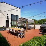 Stylish 2 Suite Penthouse Walk To Shopping, Food, 1 Of 7 Themed Lofts At Cowrite, Find Coffee And Tacos Downstairs, Complimentary Spin Class, Walk To Shopping In 12 South, 10 Minutes To Broadway, Parking, 24 Hr Hospitality