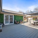 Cozy Ranch Retreat-Large Deck & Yard-10 Mins To Downtown
