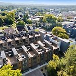 New Stylish Nash Townhouse W Hot Tub & Rooftop