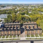New Stylish Nash Townhouse W Hot Tub & Rooftop