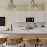 Minutes To Broadway Chic Newly Built 4Bdr W Balcony 98 Degrees By Avantstay