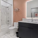 Modern 2 Bdr W River View Balcony Walk To Dt