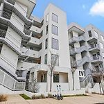 Modern 2 Bdr W River View Balcony Walk To Dt
