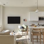 Newly Built 4Bdr Townhome W Balcony Minutes To Broadway Lischey By Avantstay