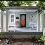 Peaceful Private Cottage, Walk To Park & 5 Mins To Downtown