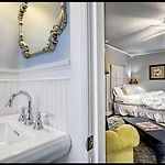 Peaceful Private Cottage, Walk To Park & 5 Mins To Downtown