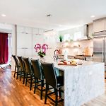 Luxury Retreat: Rooftop Hot Tub Double Deck & Game Room