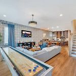 Rooftop Deck & Shuffleboard Bbq Near Downtown