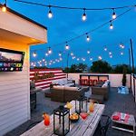 Rooftop Deck & Shuffleboard Bbq Near Downtown