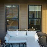Minutes To Broadway Chic Newly Built 4Bdr W Balcony 98 Degrees By Avantstay