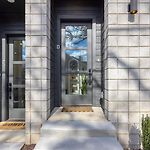 Stunning New Build In East Nash Minutes To Broadway The Stage By Avantstay