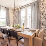 Luxe 4Br Retreat With Rooftop Fire Pit & Garage
