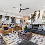 Modern House By Downtown With Garage And Fenced-In Yard