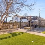 Modern House By Downtown With Garage And Fenced-In Yard
