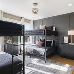 City View Home With Hottub Rooftop Arcade Game And Parking