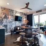 2 Homes! Broadway Views, Rooftops & Karaoke