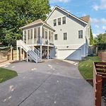 Walk To 12 South And Restaurants With Garage And Golf Simulator