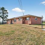 Quiet Retreat Near Opryland & Airport Home