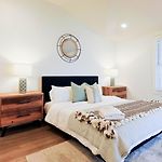 Stylish Brand-New Townhome Near Hotspots