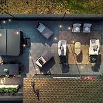 Luxe Urban Retreat - Private Rooftop Hot Tub Deck