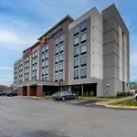 La Quinta Inn & Suites by Wyndham Nashville Airport/Opryland