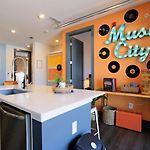The Muse - Modern 2Br Condo With Private Balcony And City Rooftop Access