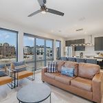 Modern West End Condo For 6 Shared Pool & Gym